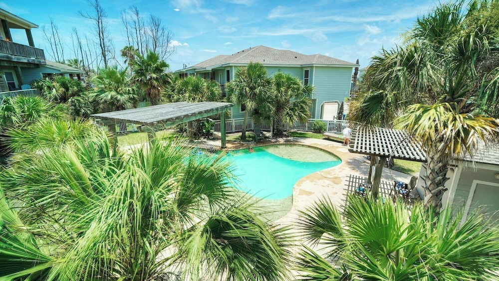 2 Homes in Las Palmeras by Avantstay Sleeps 18, Resort Pool + Private Patio Walk to Town, Golf Cart Zone