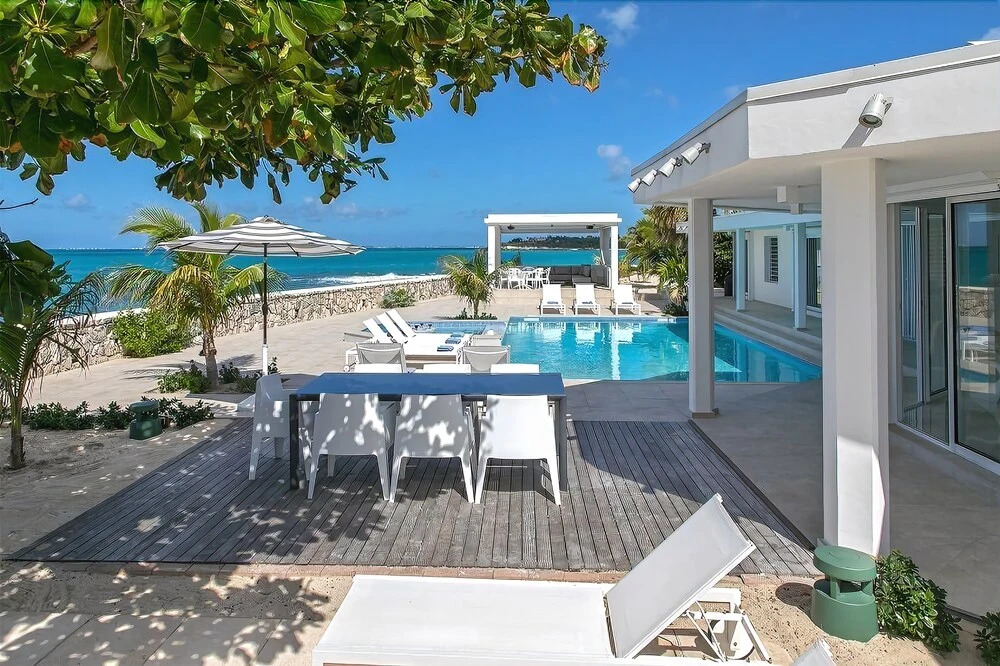 Beachfront Bliss, Pool, AC, Free Wifi, Concierge, Exclusive Terres Basses Location