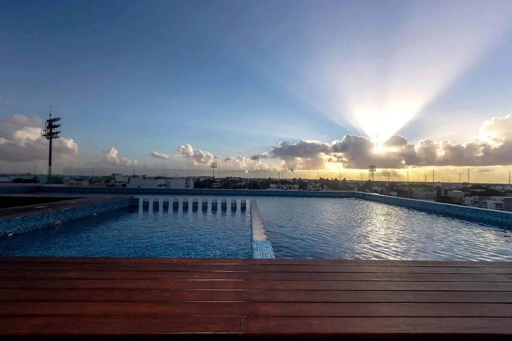 One Bedroom, Great Location, Large Roof Pool With Beautiful Views, Gym