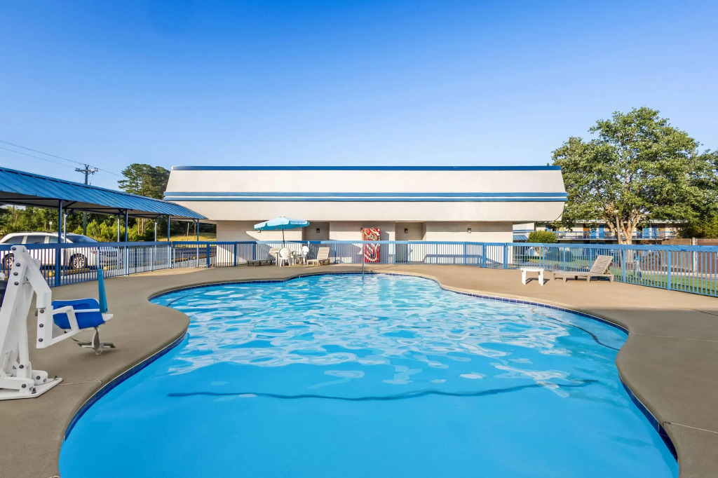 Super 8 by Wyndham Commerce