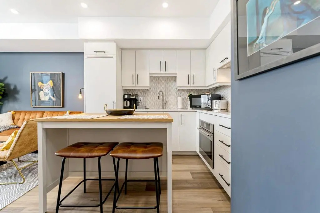 Stylish Downtown 1BR Condo - Superb Views