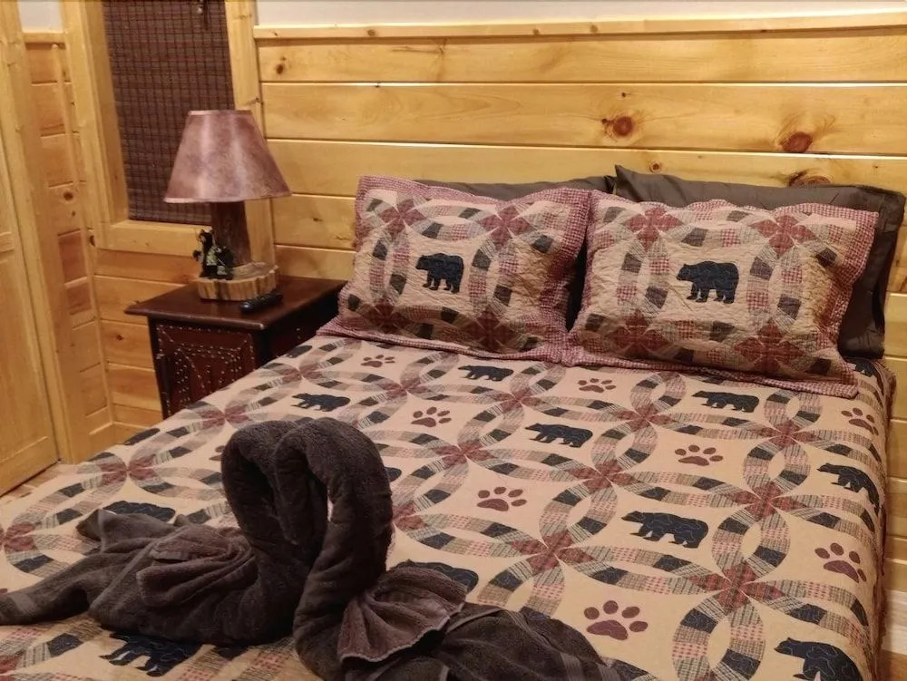 Bearmont Lodge - 4 Br cabin by RedAwning