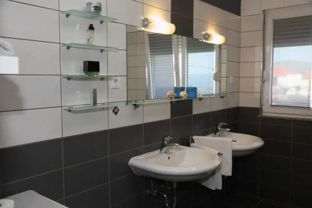 Apartment Toma - Comfort Two Bedroom Apartment With Terrace and Sea View