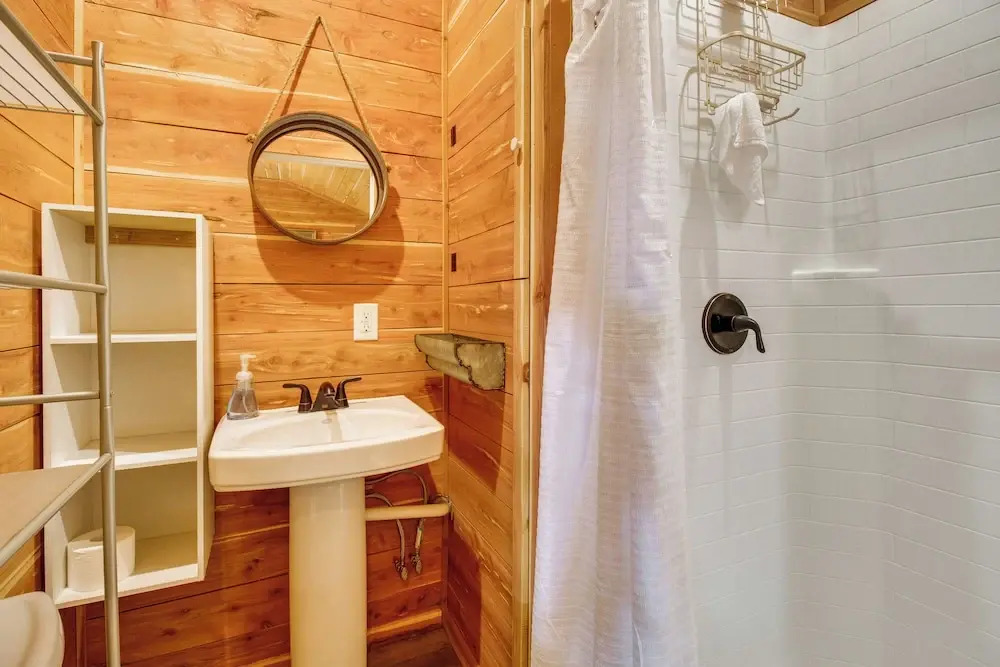 Half-mi to Bull Shoals Lake Access: Anglers Cabin