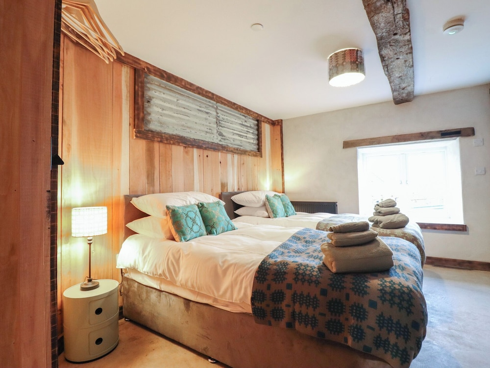 Godre'r Gyrn, Plas Moelfre Hall Barns
