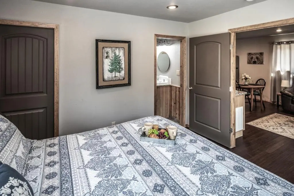 Starlight Cabin, 1 Bedroom, Sleeps 4, Great Views, Hot Tub, WiFi, HDTV