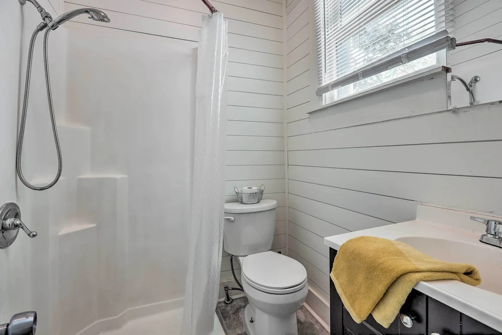 Quaint Leeds Studio w/ Yard ~ 18 Mi to Birmingham!