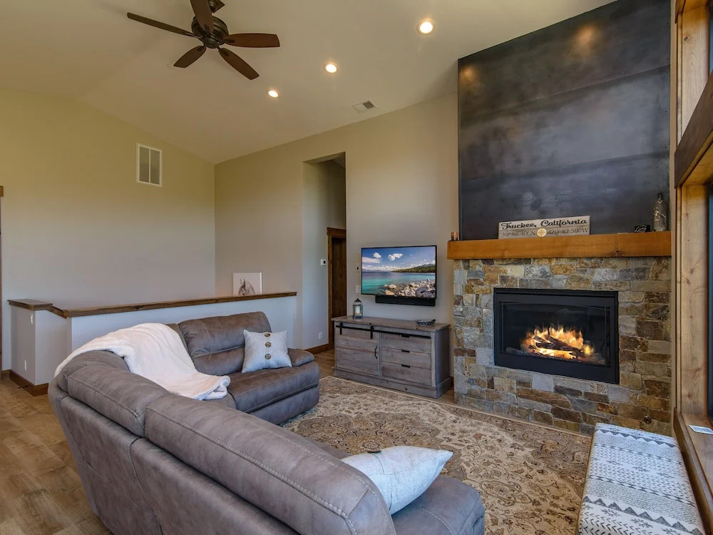 Tahoe Donner Home 4 Bedrooms 2.5 Bathrooms Home