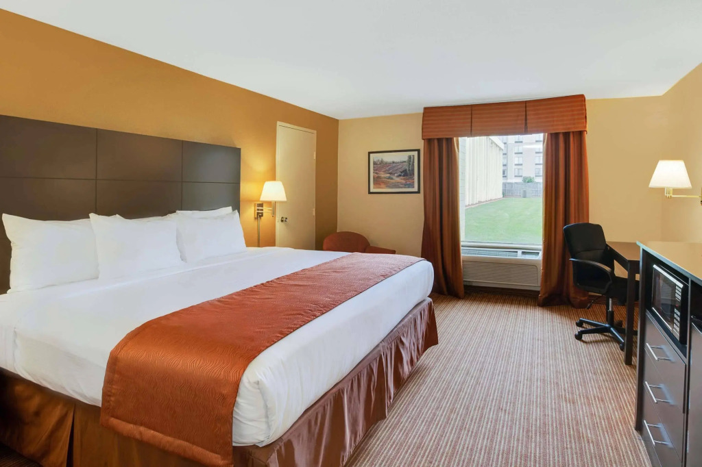 Отель Four Points by Sheraton Charlotte Airport