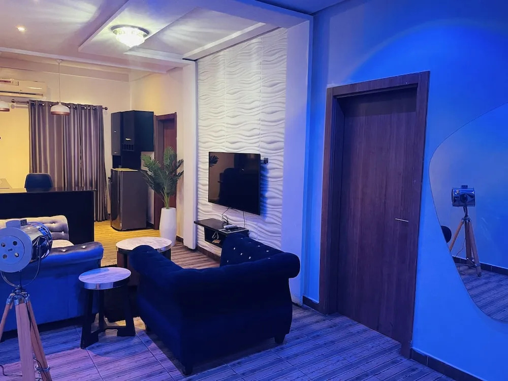 James Court Hotel & Luxury Apartments