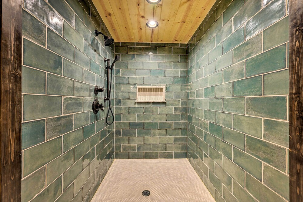 Outdoor Paradise w/ Hot Tub, Firepit, BBQ & More!