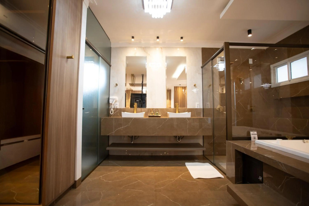 Ellus Hotel