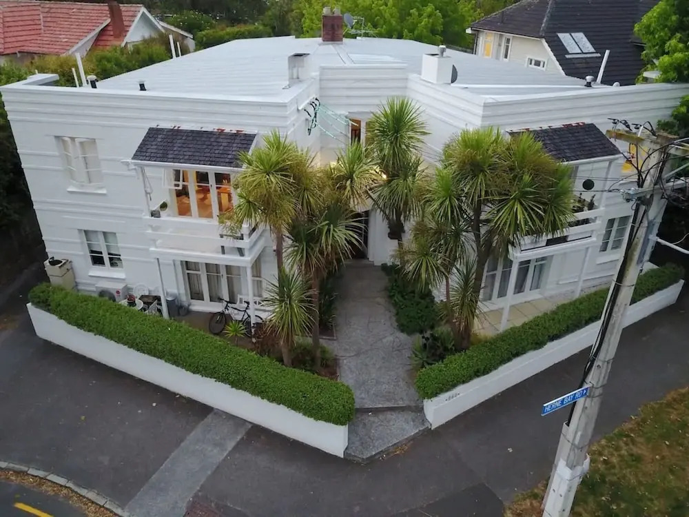 Stylish 2 Bed Art Deco Apartment
