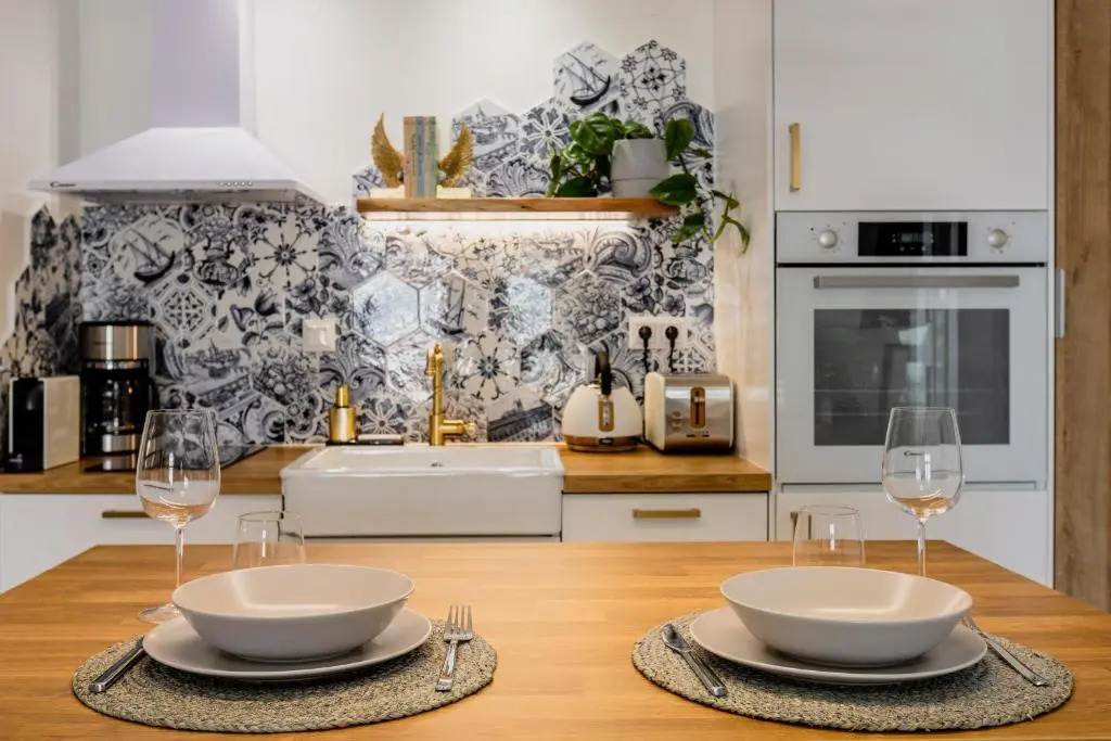 Chic & Comfort Homes in Central Volos by Cloudkeys