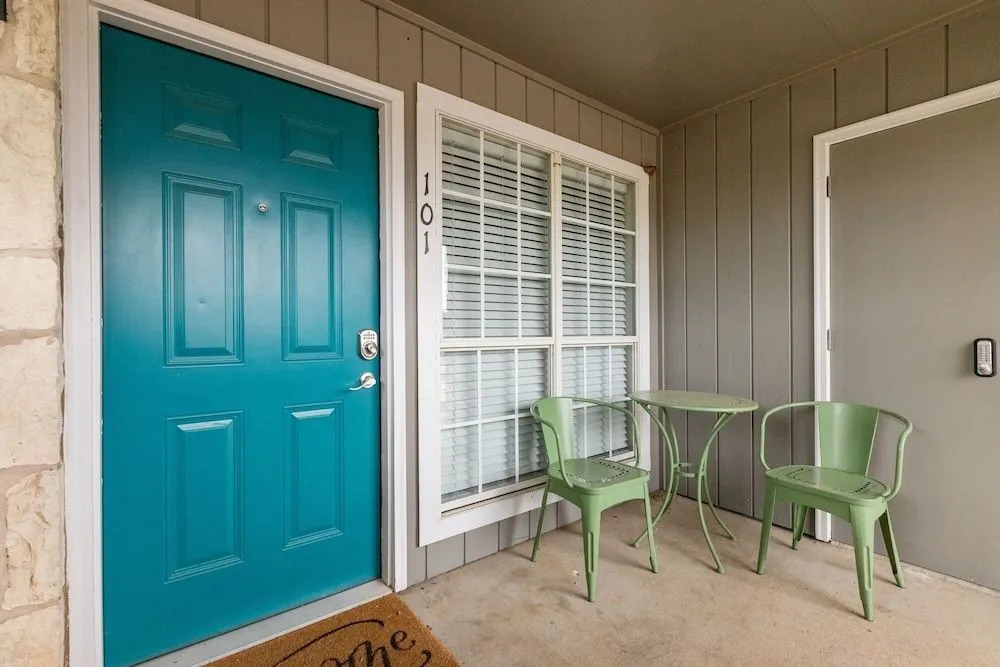 Fredericksburg Fun 3 Bedroom Apts by Redawning