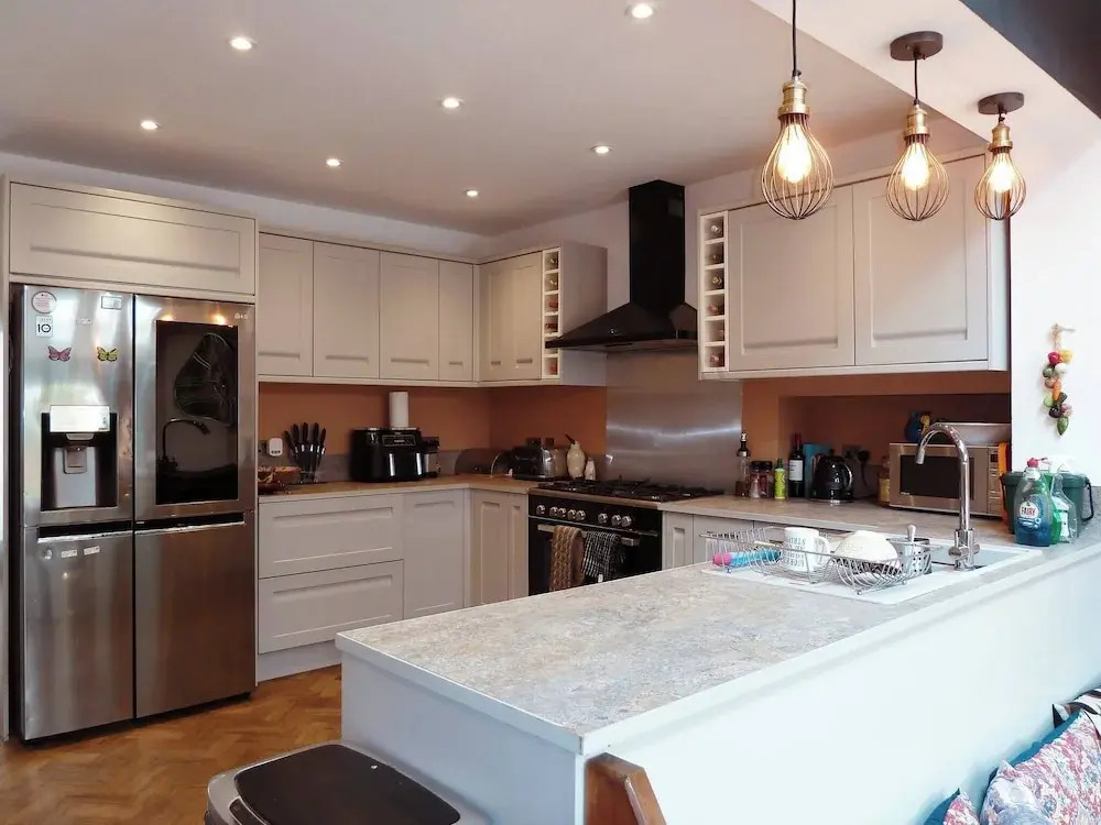 Spacious 4-bed House Close to LHR and London