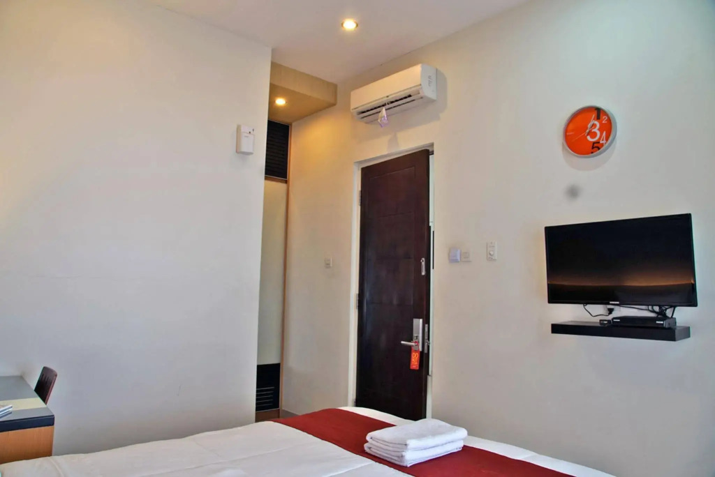 RedDoorz near Plaza Marina