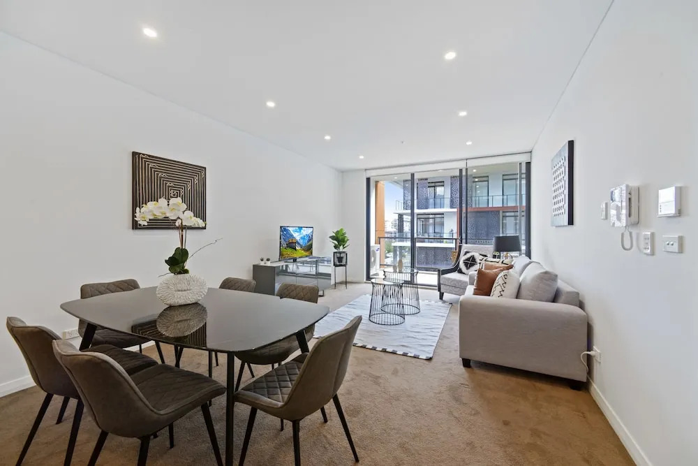 HomeHotel-Waterside Luxury & New Residences