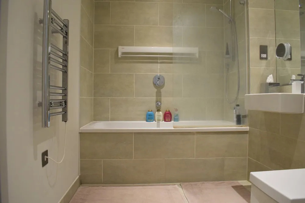 Modern 2 Bedroom Flat With Balcony