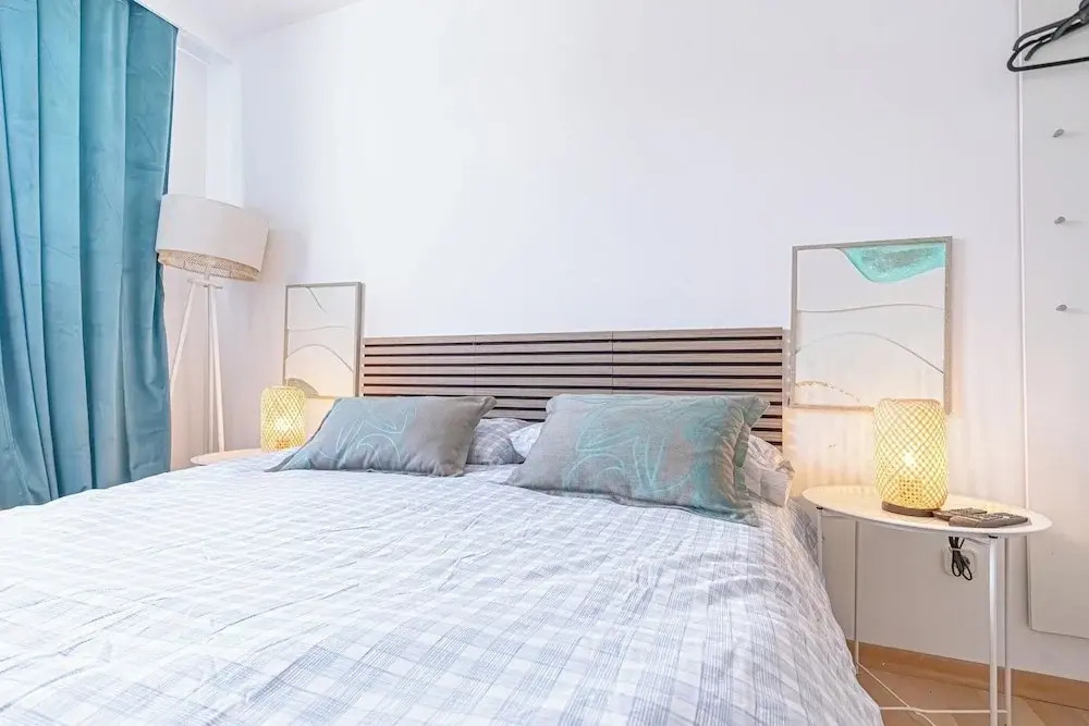 Stylish Private Rooms in 3BR Apartment with Balcony, City Center