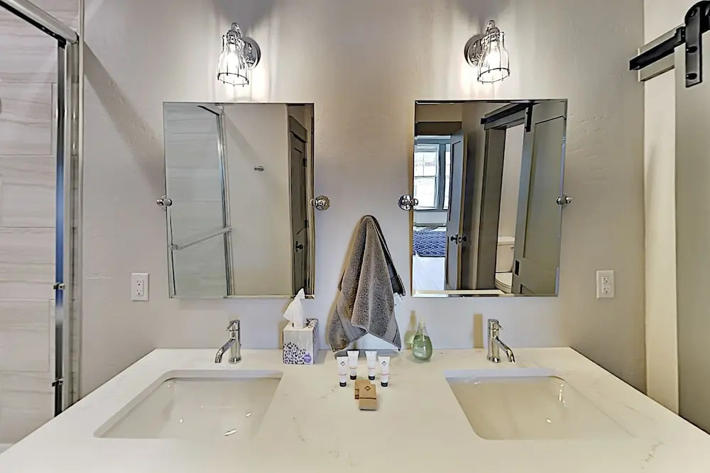 Brand-new Townhome W/ Private Balcony & Fireplace 3 Bedroom Townhouse