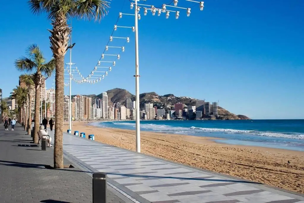Apartamento Mediterraneo, muy centrico y comodo, soleado, con jardines y piscina, y andando a la playa, con garaje comunitario