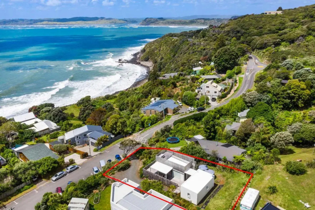 Surf Fortress - Raglan