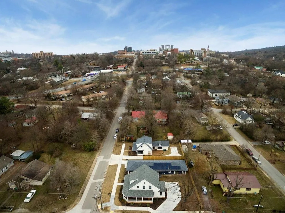 The SoFay Farmhouse - 1 Mile From U of A - Luxury Amenities