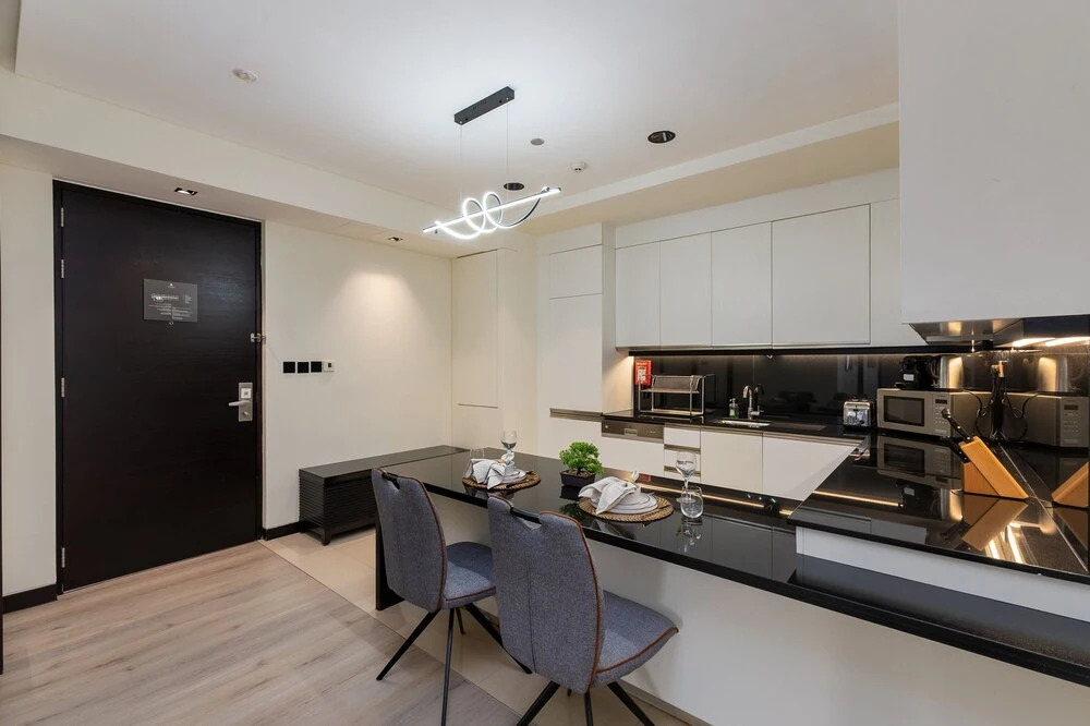 Chic 1BR in Dubai Marina w Direct Mall Access