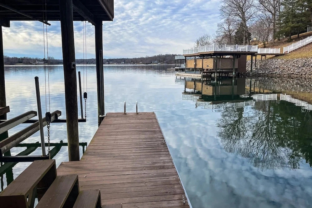 Lakedaze - Spacious Dog-friendly Lakefront House W/dock, hot tub & Putting Green