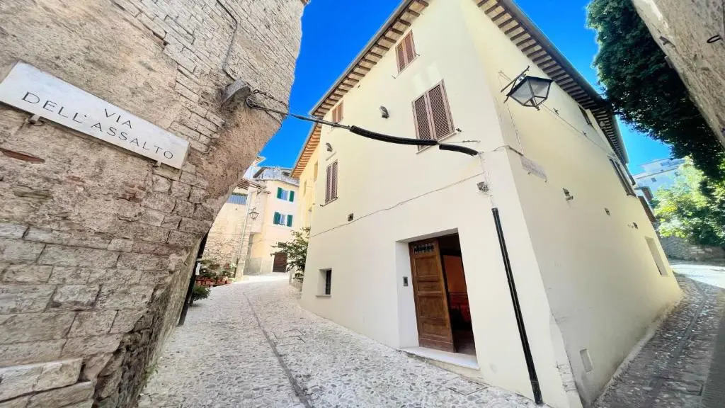 Spoleto Storico Spacious City House - car Unnecessary - Wifi - Sleeps 10