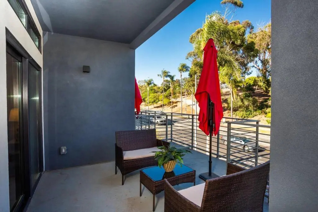 3 Floor TownHouse Next to Downtown Max 12 sleepers