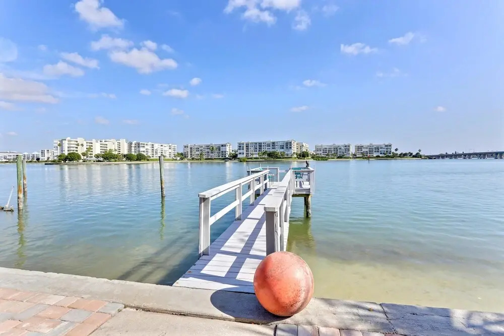 Bay Front Duplex 1br, Fishing Dock - Walk to Beach!