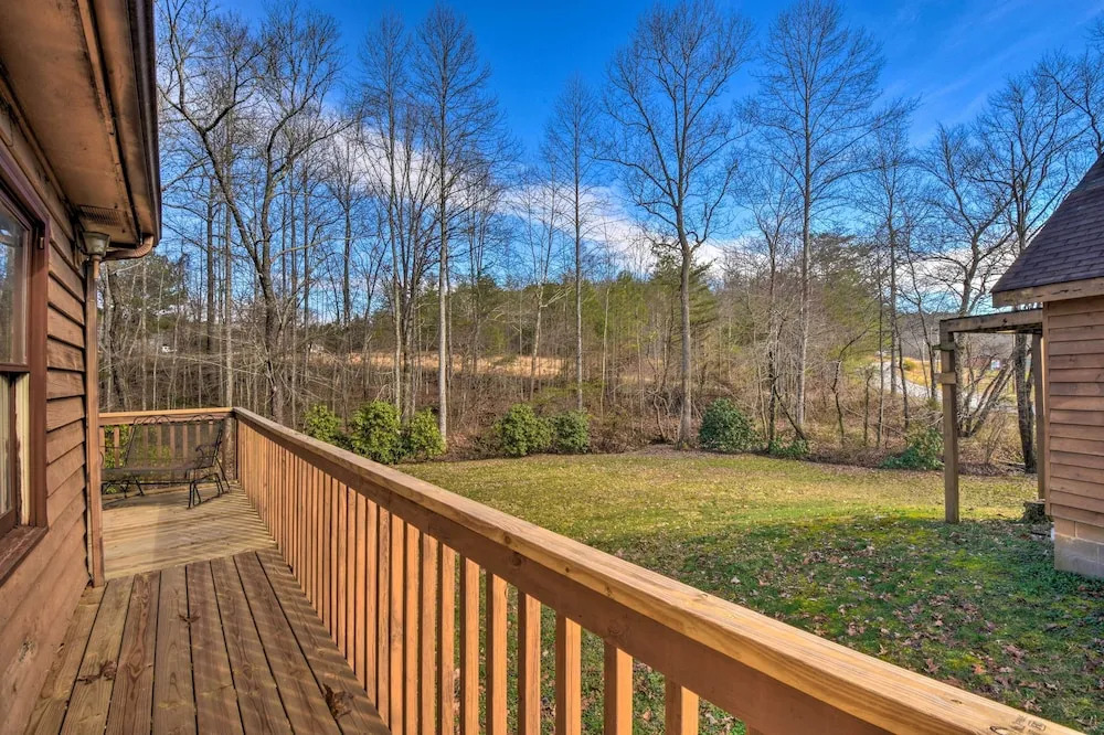 Woodsy Blue Ridge Retreat, 3 Mi to Downtown!