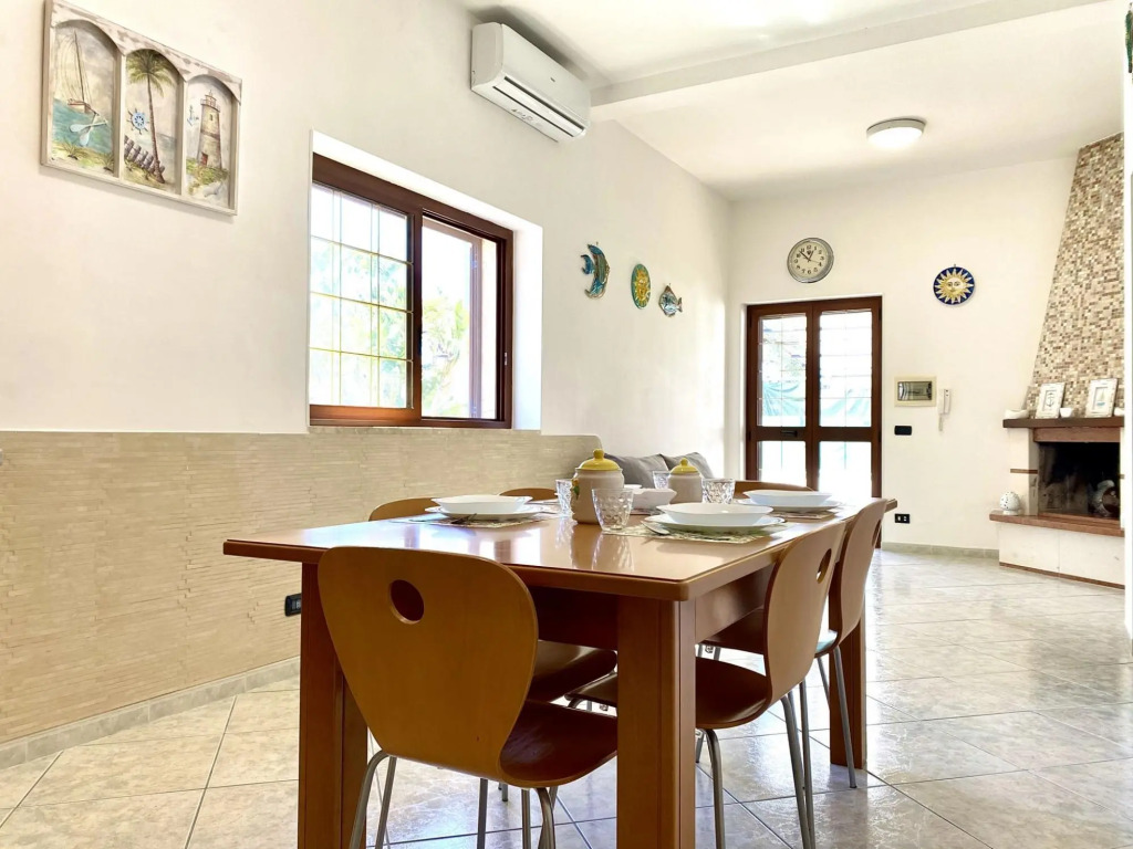 4 people, near the sea, detached villa, private parking, suitable for families-La Villetta di Noemi