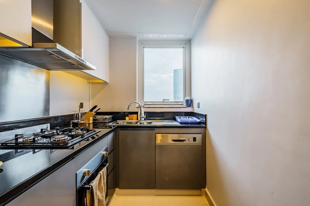 Stunning 2BR with Balcony-Canal View