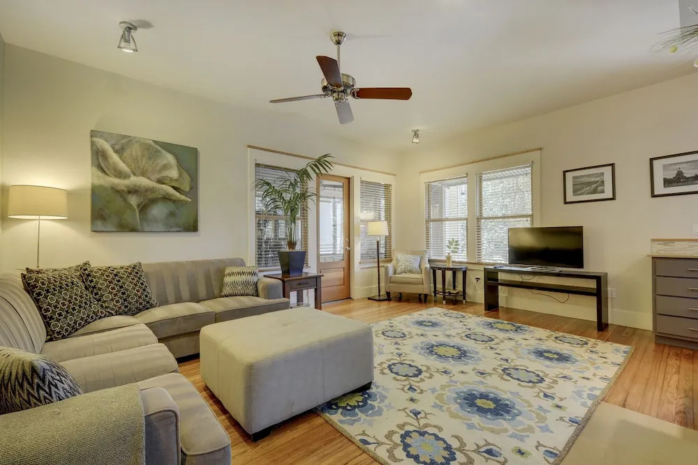 3Br 2BA New Luxury Downtown Austin Townhome by RedAwning