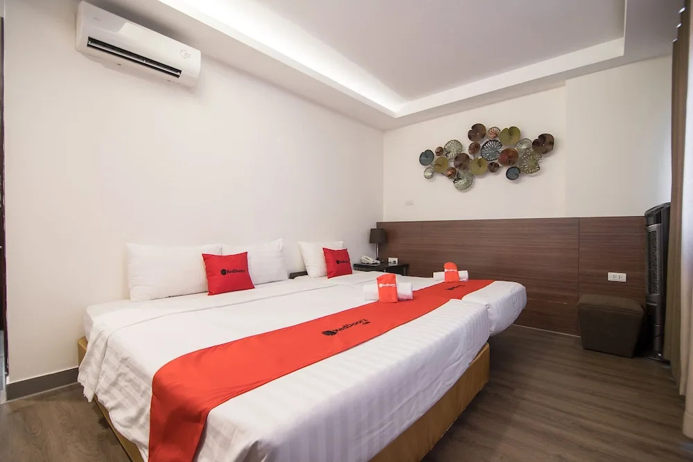 RedDoorz near Giap Bat