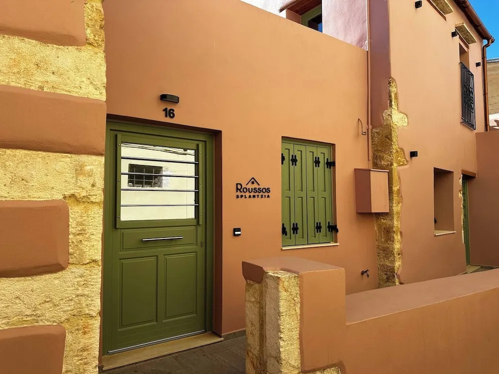 Roussos Place - Next To Splantzia Square - 2bd 2ba