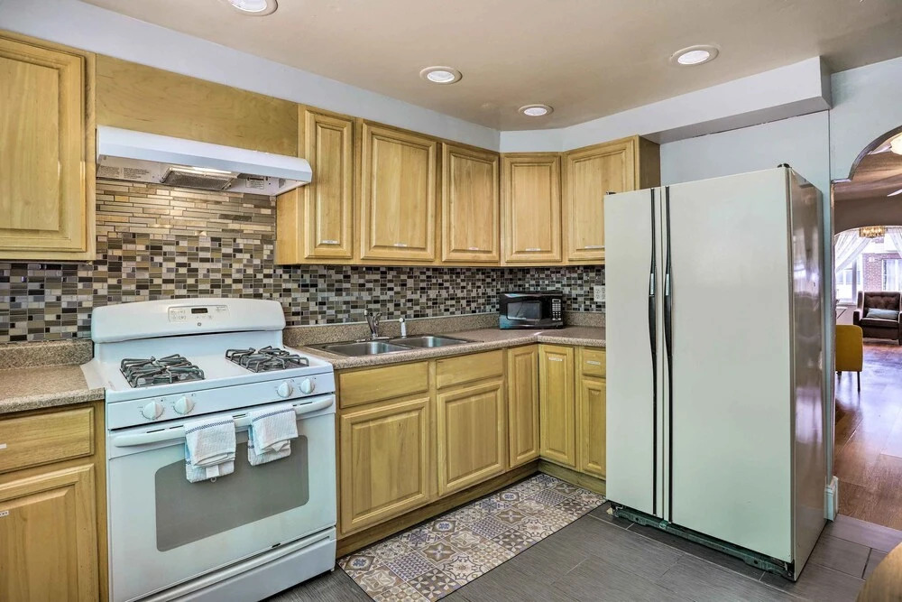 South Philly Townhome: 3 Mi to Center City