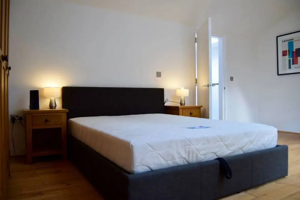 Bright 2 Bedroom Property With Easy Access to the City