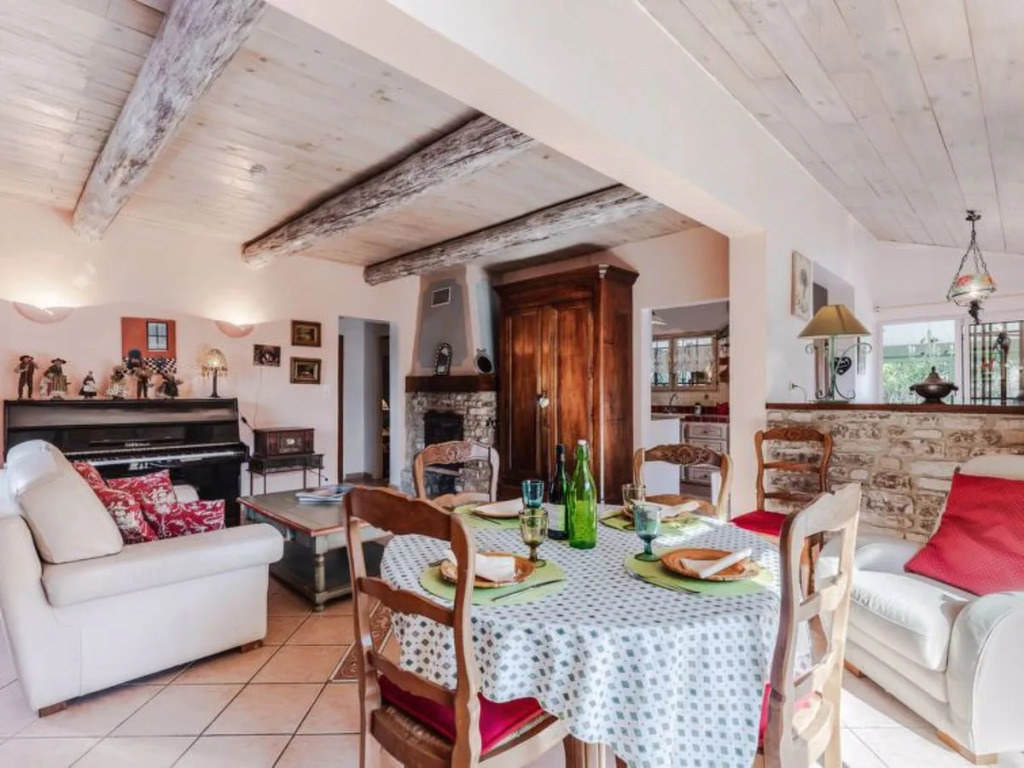 Villa in L'isle-sur-la-sorgue With Pool