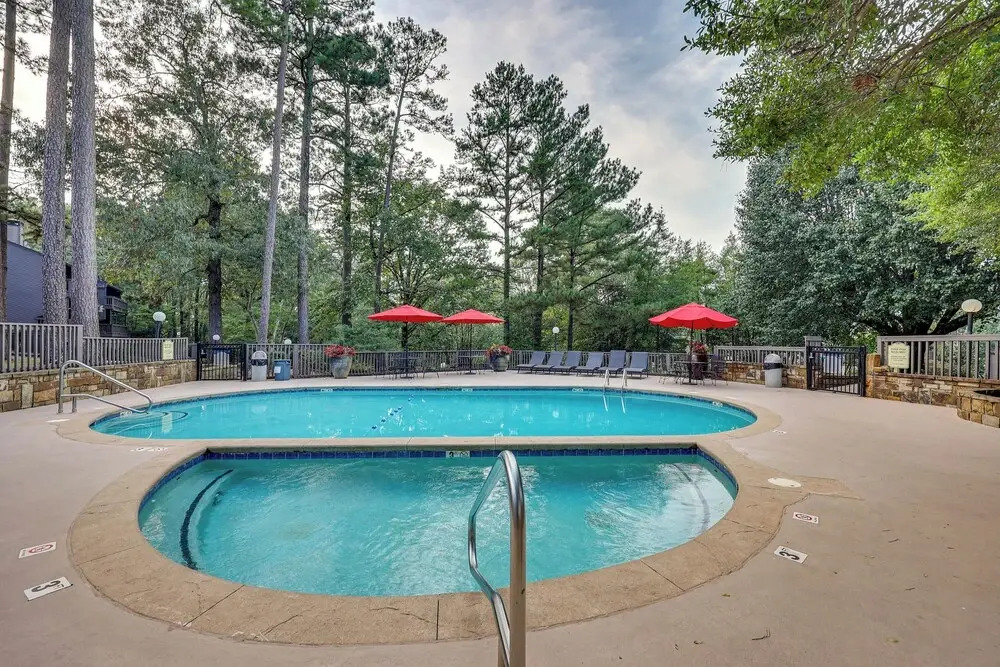 Pool, Hot Tub & Lake Access: Lake Hamilton Condo!