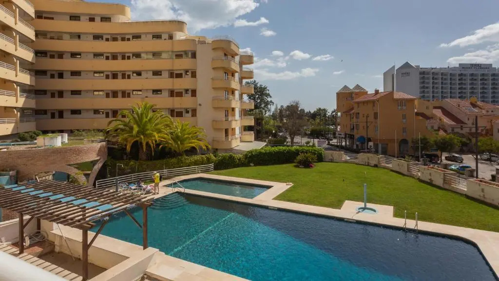 Marina 2BDR Apartment With Balcony & Pool - 5min from beach by LovelyStay