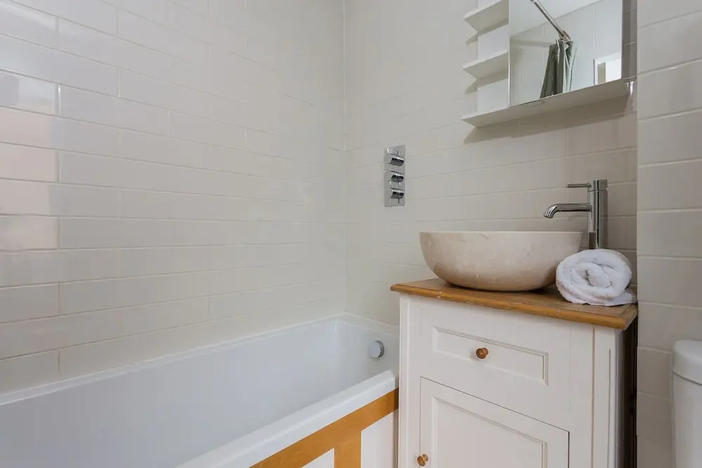 2 Bedroom House Near Wapping Station