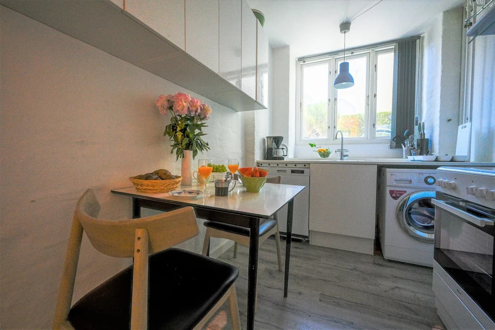 Lake - Pleasant 2-bdr Apt in City Center