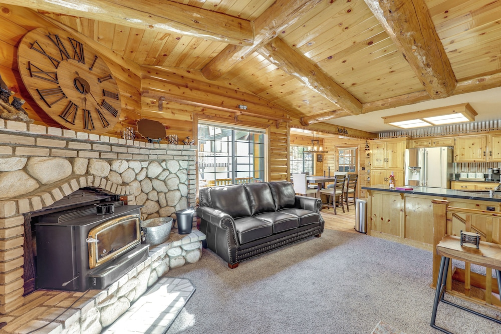 Multiple Decks! Cabin 1 Mi to Big Bear Lake Access