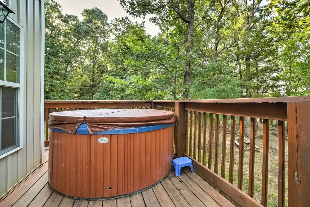 Hot Tub & Wooded Views: Lakefront Blue Eye Cottage