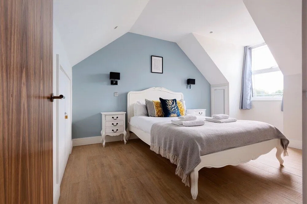 Elegant 2 Bed Flat with Balcony in Finchley