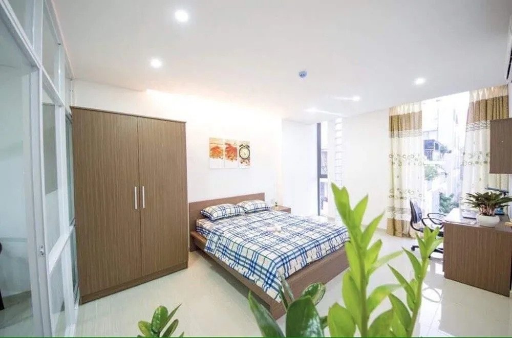 Smiley Apartment 10